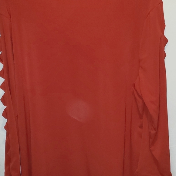 SUSAN GARVER RED TOP WITH SLICED AND TWISTED ON ARM. - Picture 5 of 5